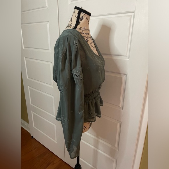 ASTR Women Sage Eyelet V-neck Cinched Waist Long Sleeves Blouse Size L - Picture 4 of 8